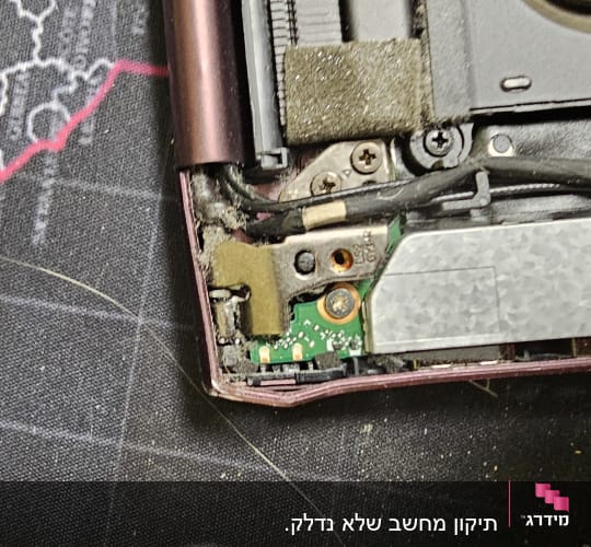 חלק פנימי של מחשב נייד עם לוח אם וחיבורים